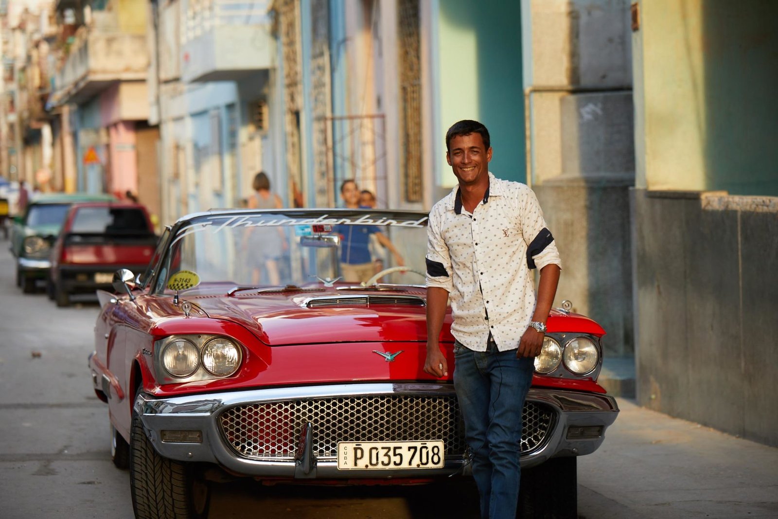 Descubre la belleza de Cuba con tu propio conductor personal