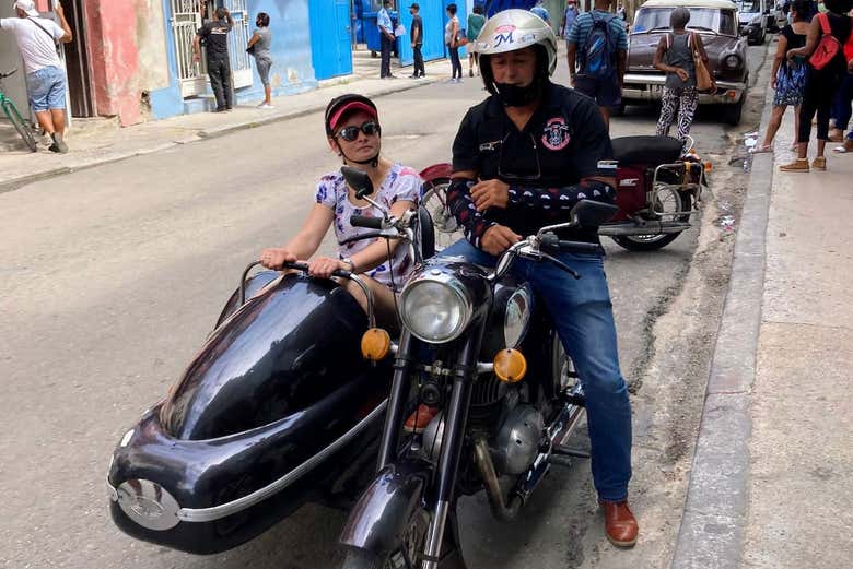 Discover 3 Classic or sidecar motorcycle tour in havana (freetour available)